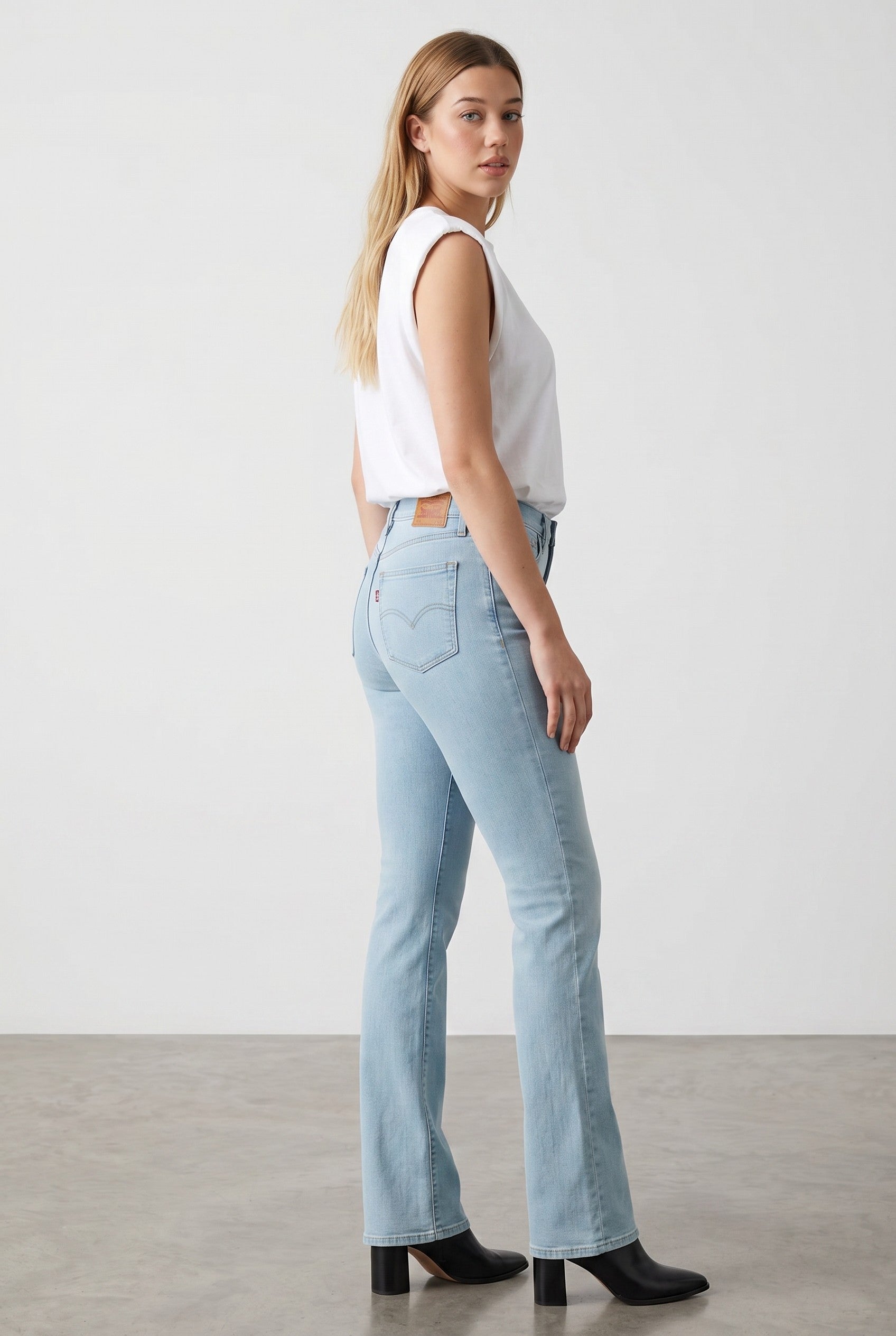 Levi's 725 High-Rise Bootcut Jeans – Light Wash