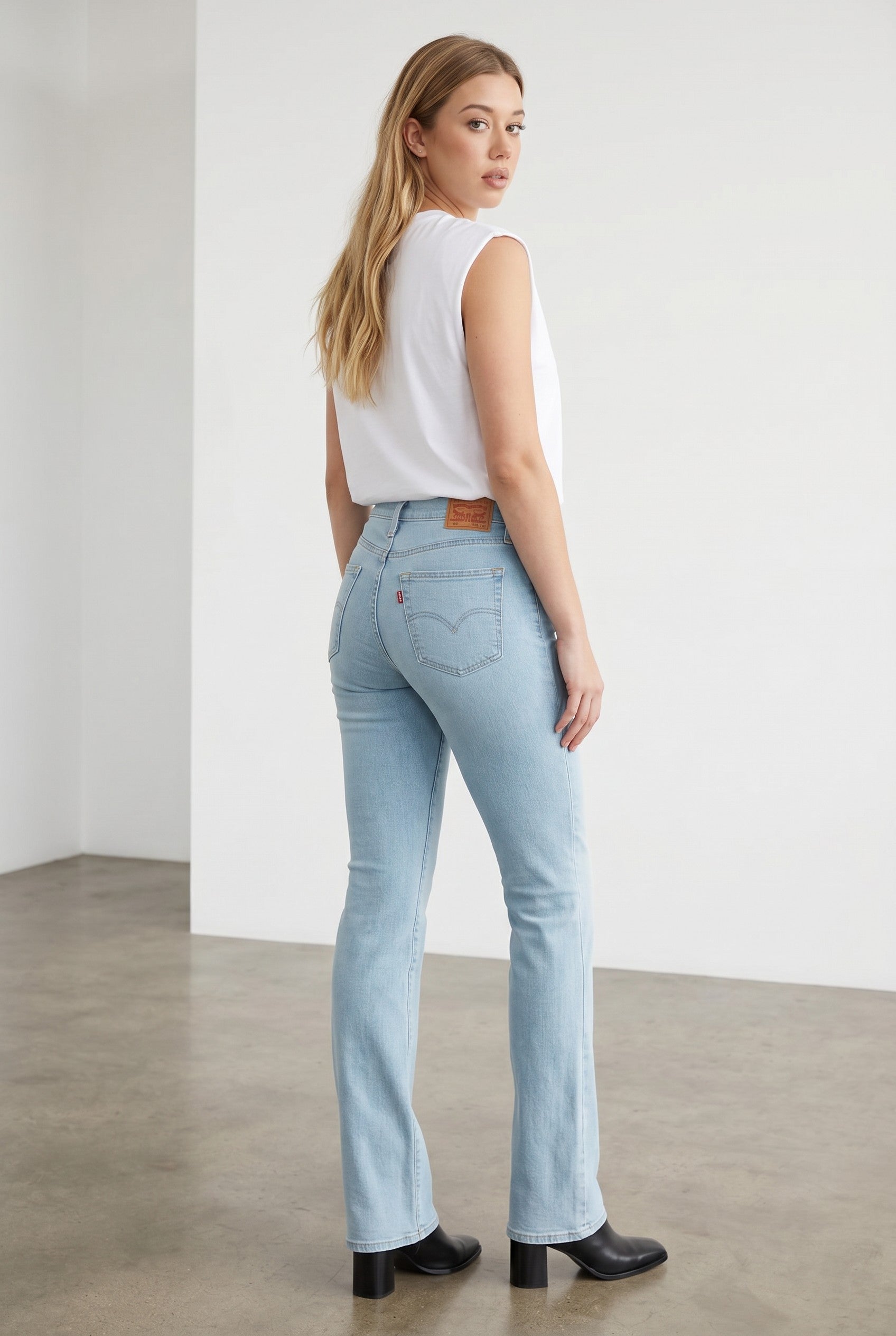 Levi's 725 High-Rise Bootcut Jeans – Light Wash