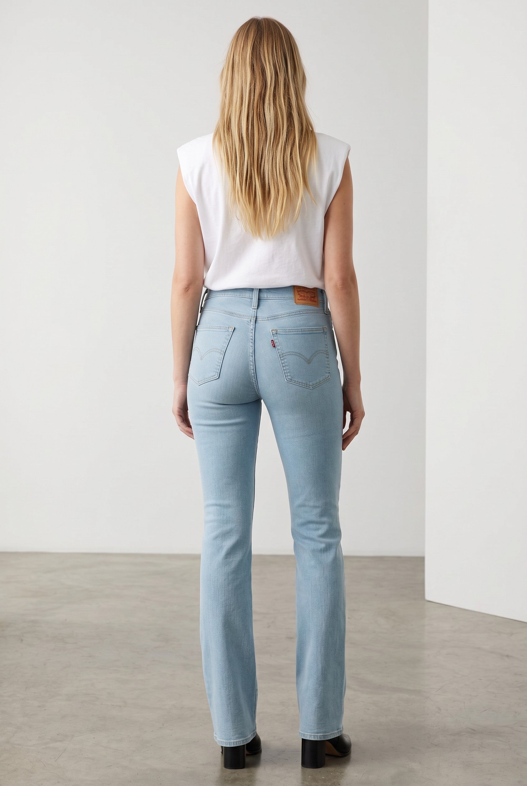 Levi's 725 High-Rise Bootcut Jeans – Light Wash