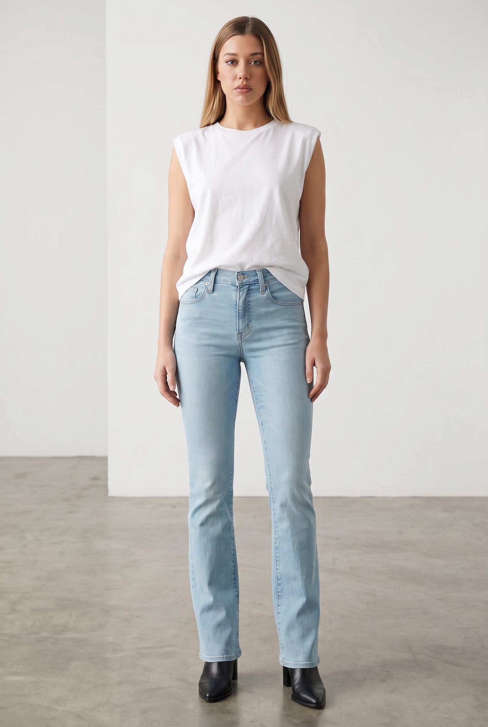 Levi's 725 High-Rise Bootcut Jeans – Light Wash
