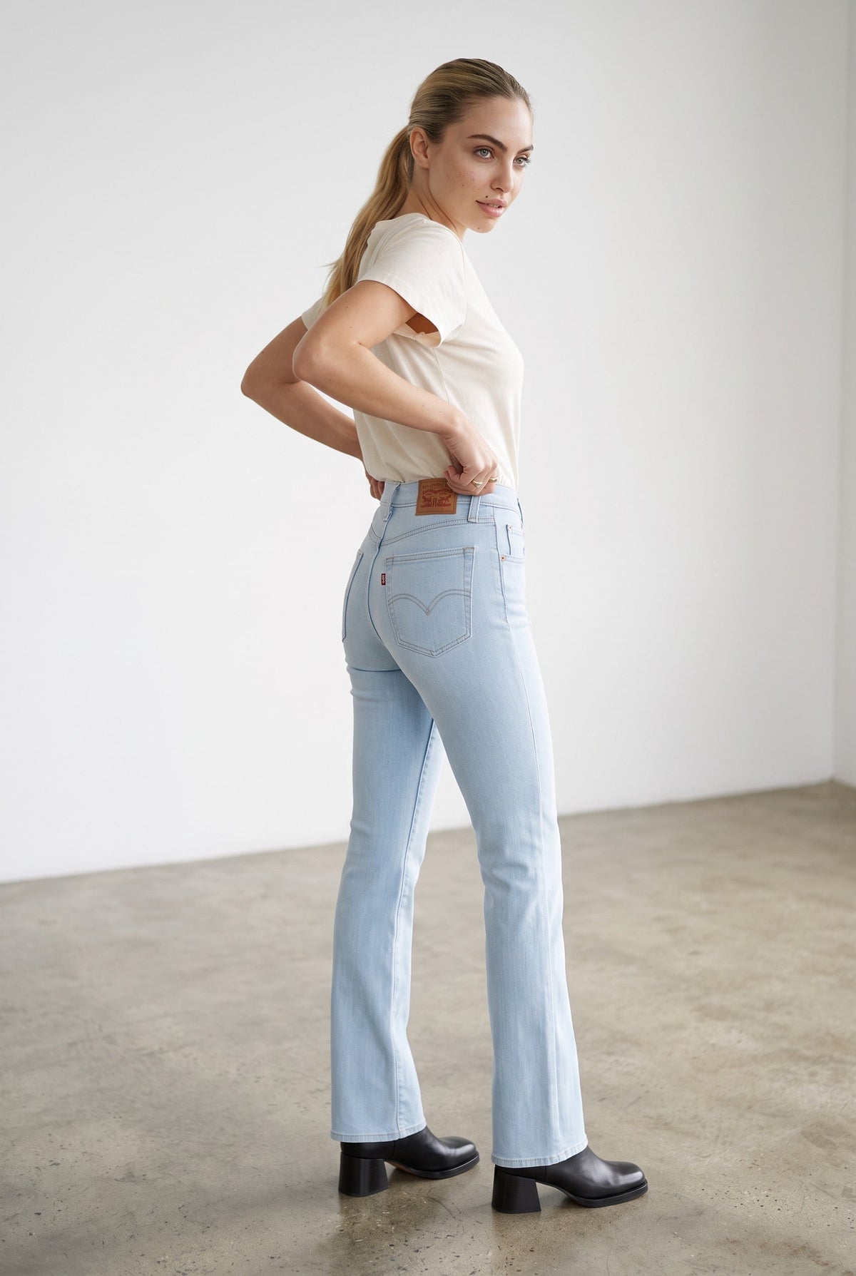 Levi's 725 High-Rise Bootcut Jeans – Light Indigo