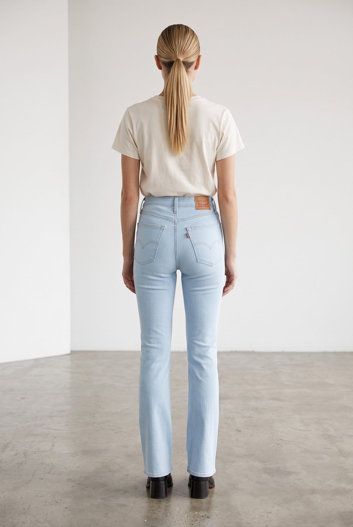 Levi's 725 High-Rise Bootcut Jeans – Light Indigo