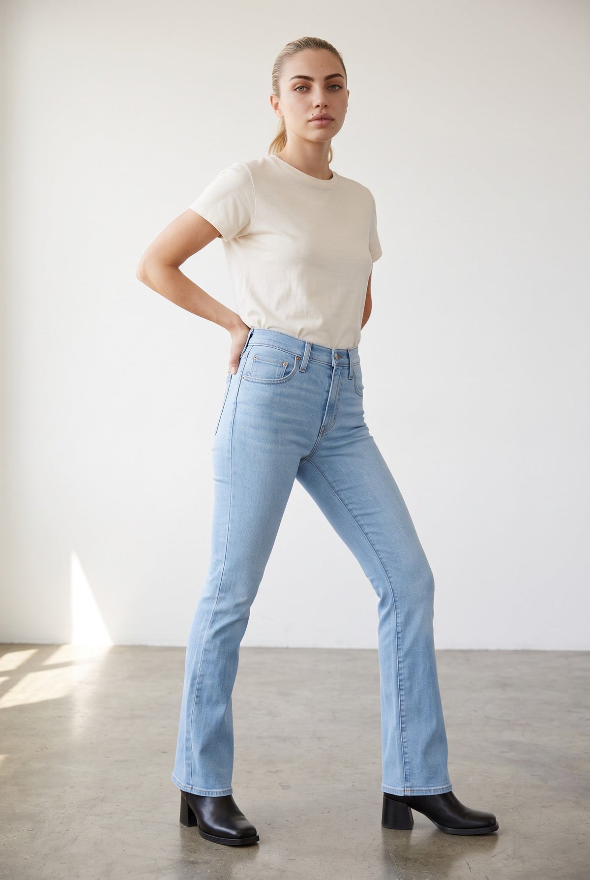 Levi's 725 High-Rise Bootcut Jeans – Light Indigo