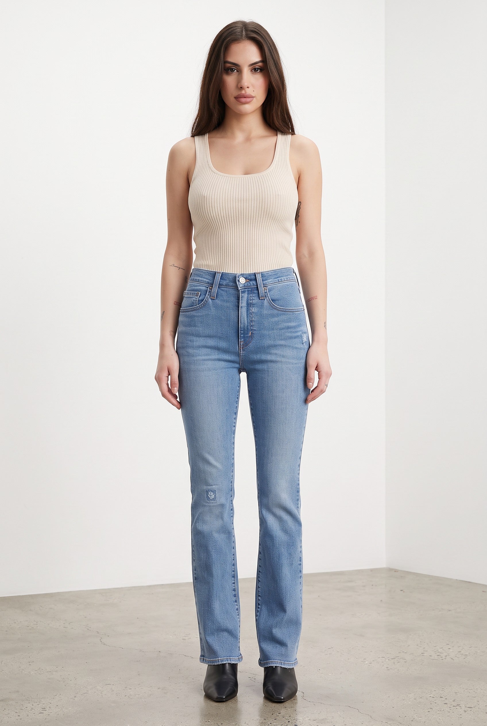 Levi’s 725 High-Rise Bootcut Jeans in Total Freedom medium wash – virtual model front view