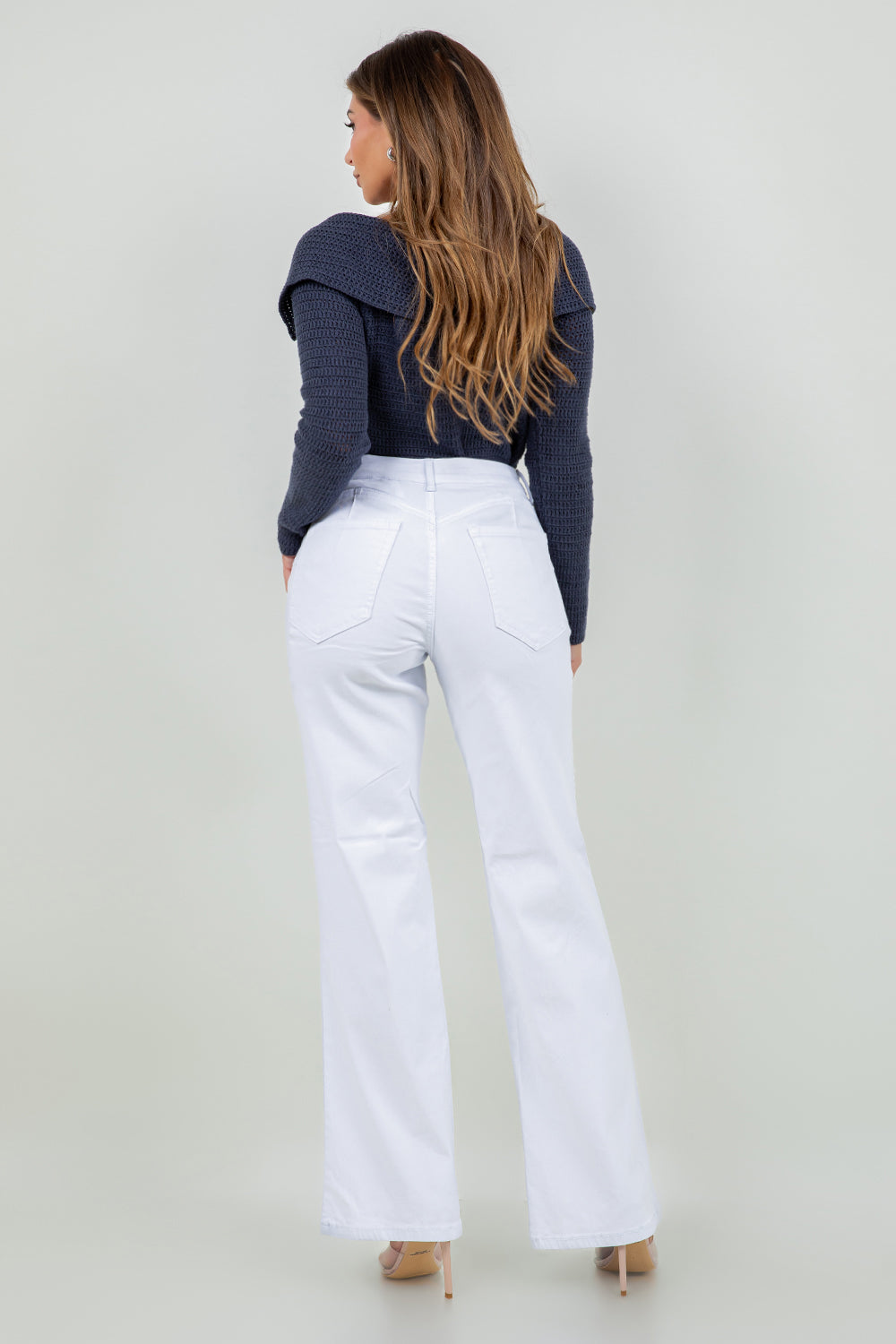 High-Rise White Straight-Leg Jeans with Classic Five-Pocket Design