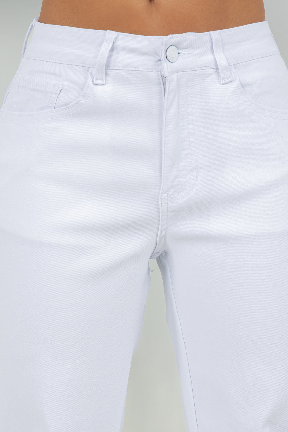 High-Rise White Straight-Leg Jeans with Classic Five-Pocket Design