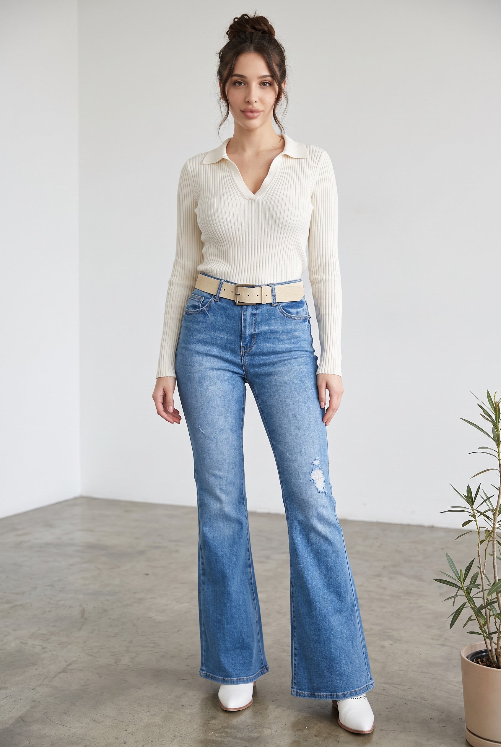 High-rise Western flare jeans in medium blue – front view