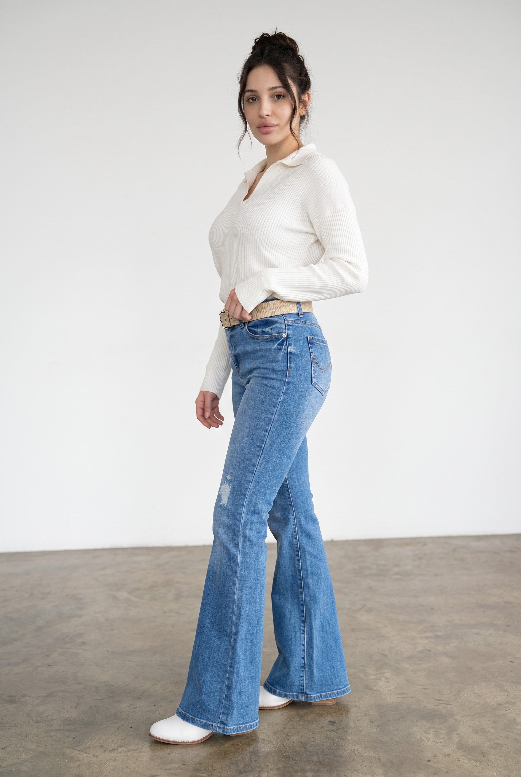 High-rise Western flare jeans in medium blue – side view