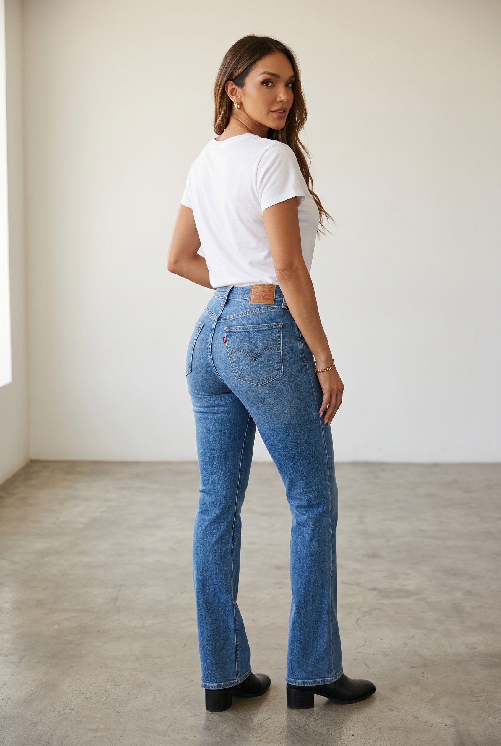 Levi's 725 High-Rise Bootcut Jeans – Medium Wash