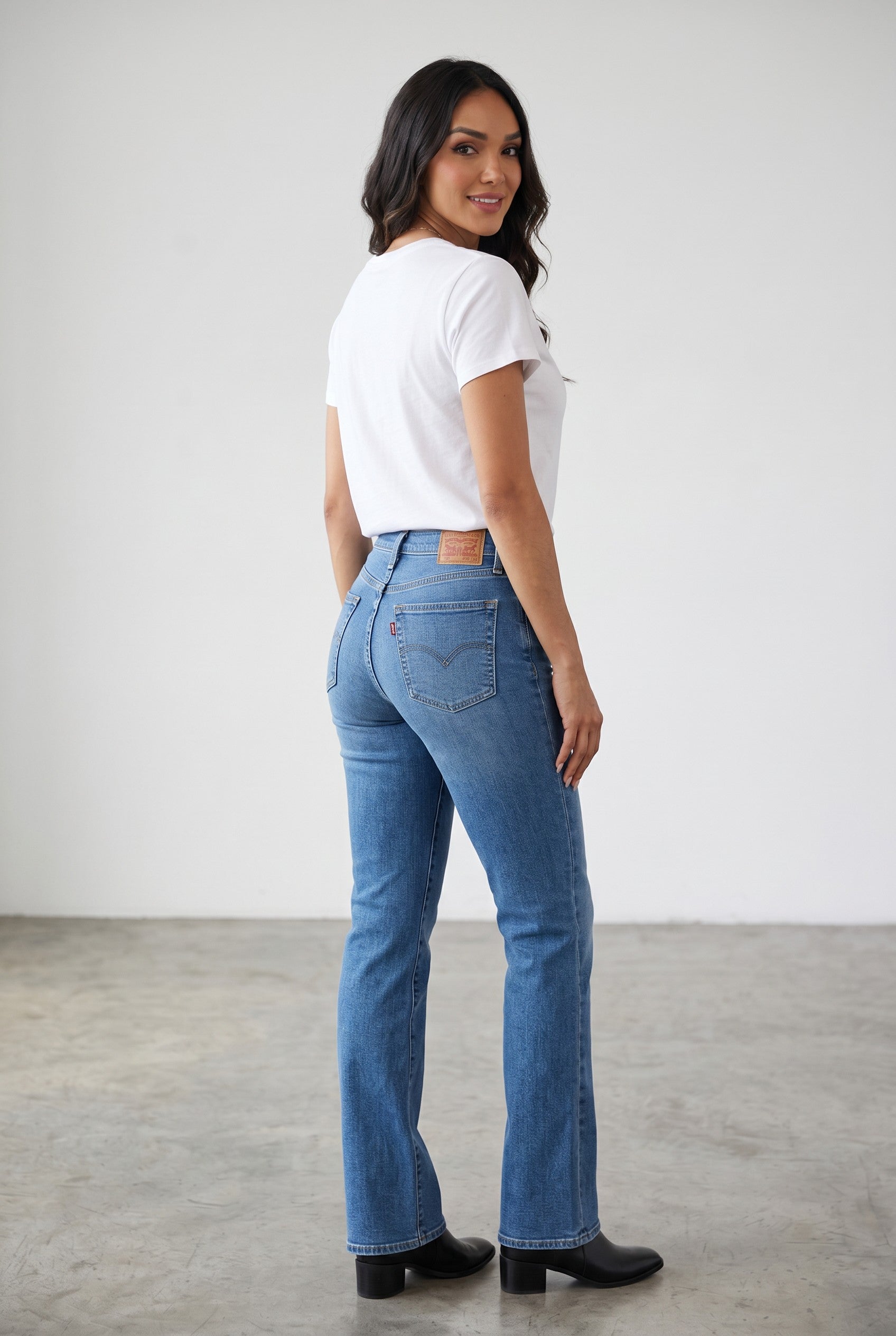Levi's 725 High-Rise Bootcut Jeans – Medium Wash