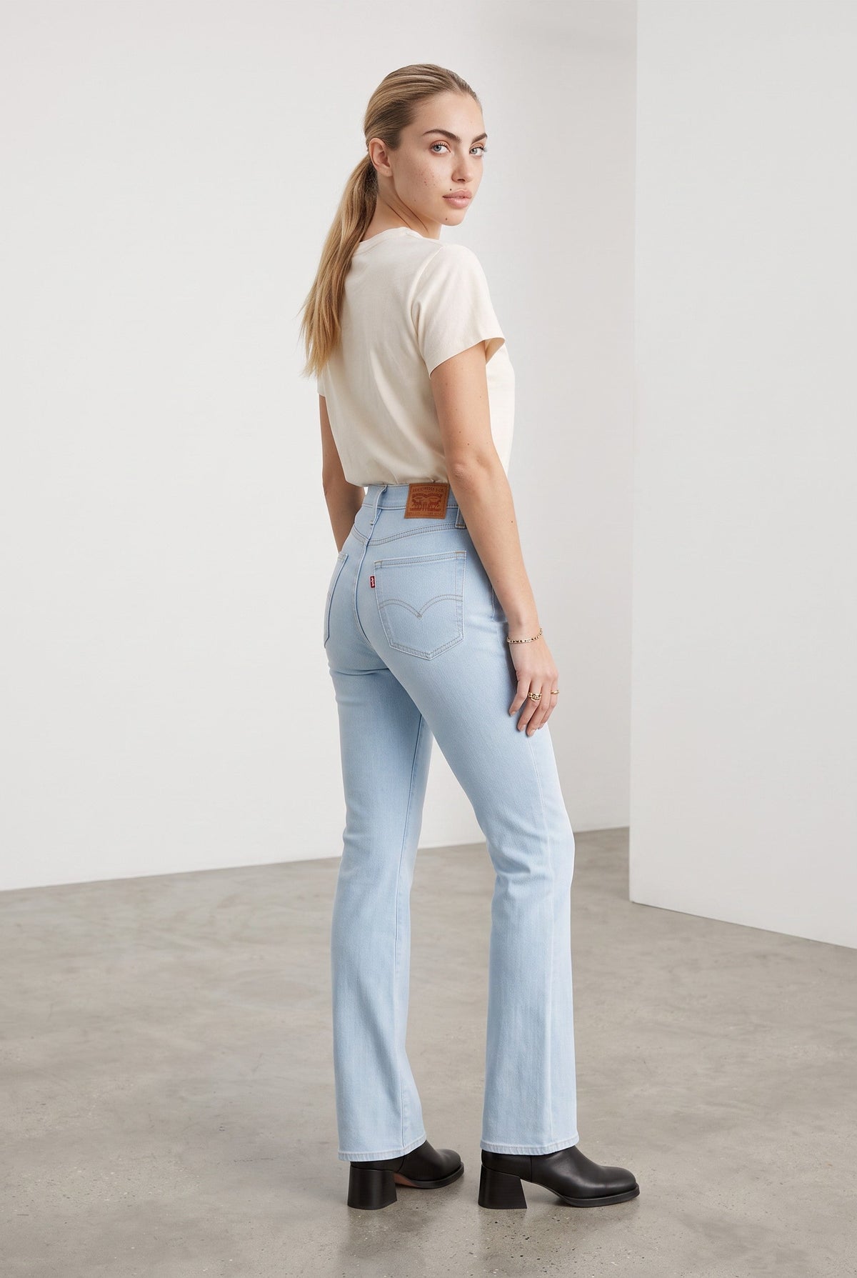 Levi's 725 High-Rise Bootcut Jeans – Light Indigo
