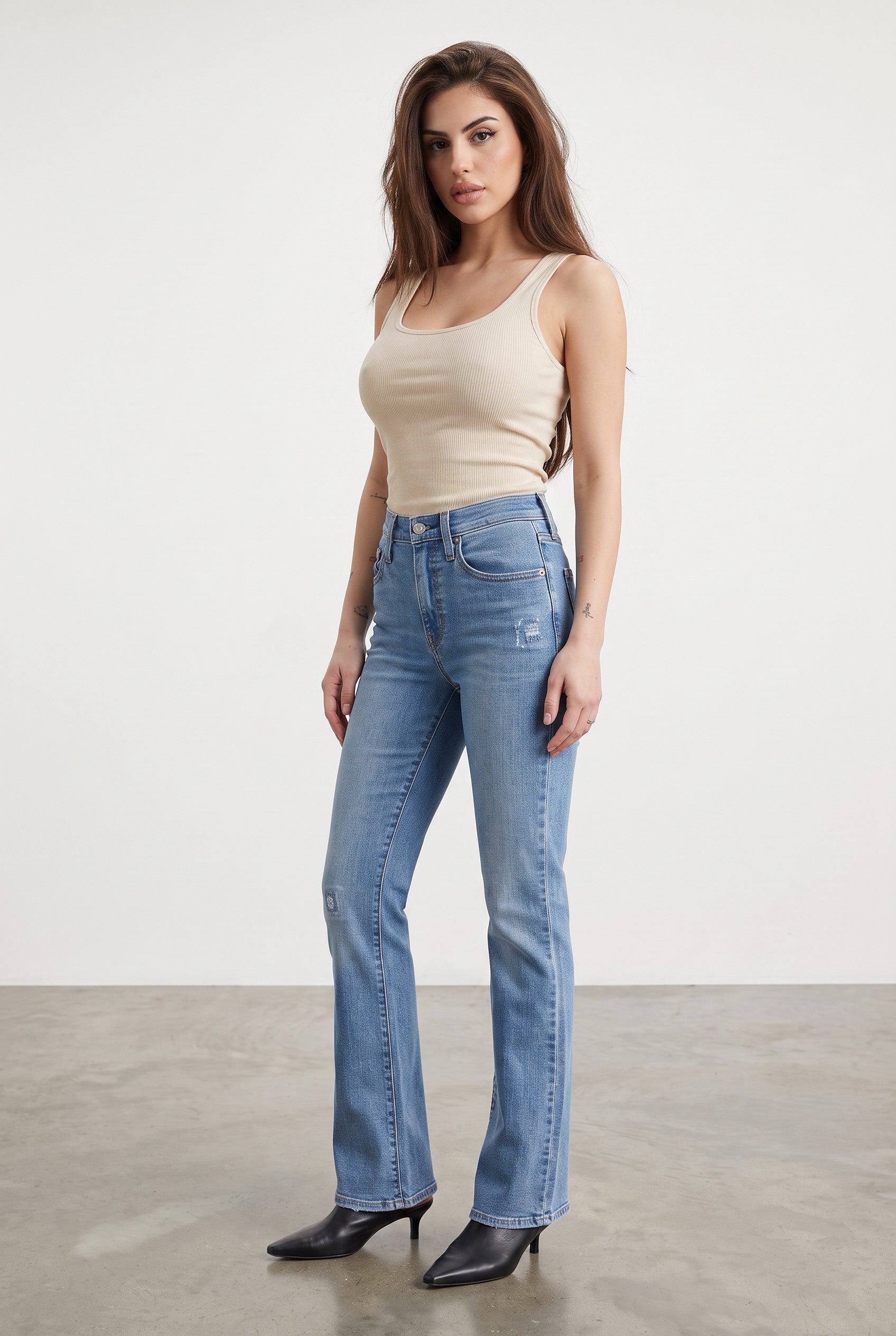 Levi’s 725 High-Rise Bootcut Jeans in Total Freedom medium wash – virtual model three-quarter front view