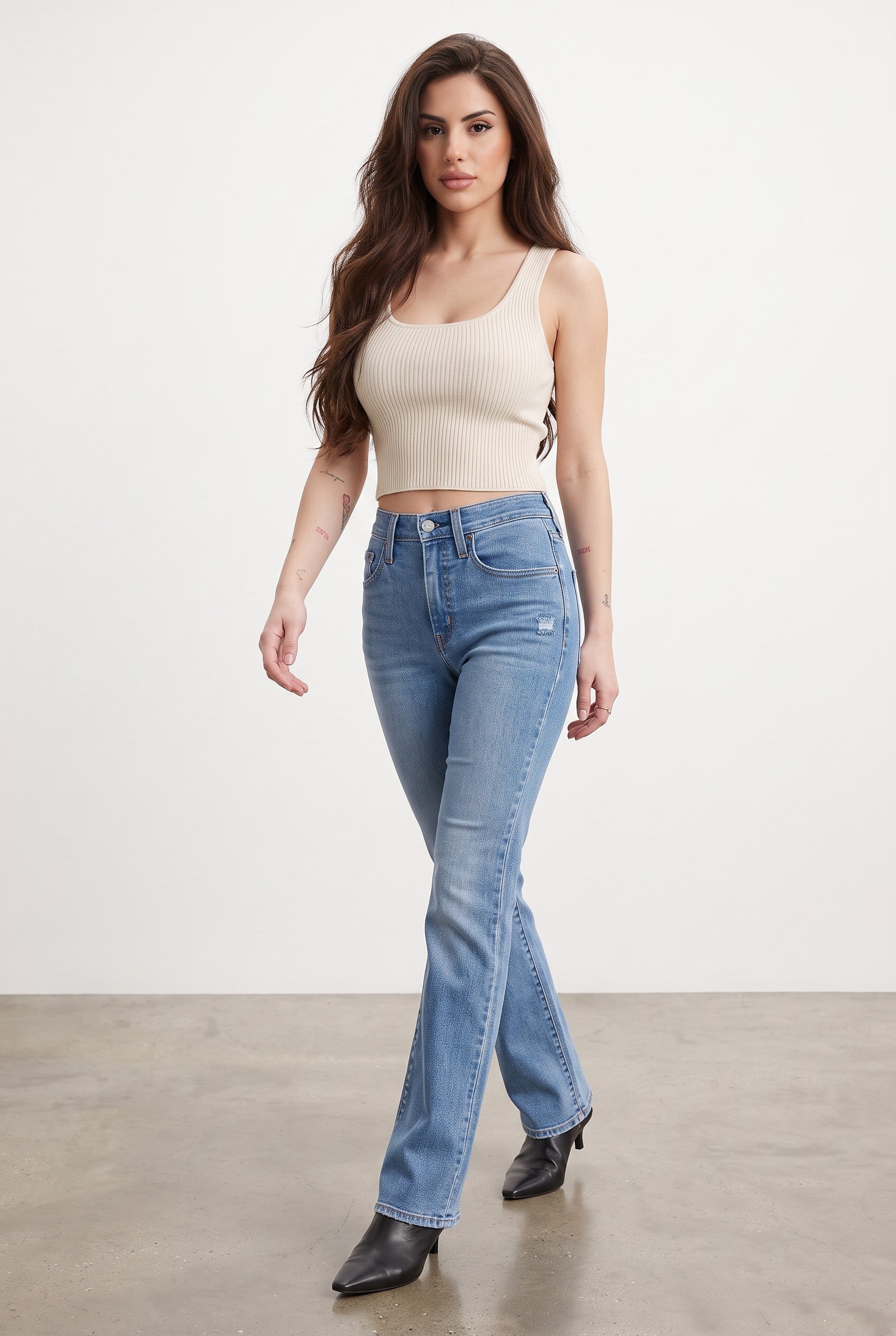 Levi’s 725 High-Rise Bootcut Jeans in Total Freedom medium wash – virtual model walking front view