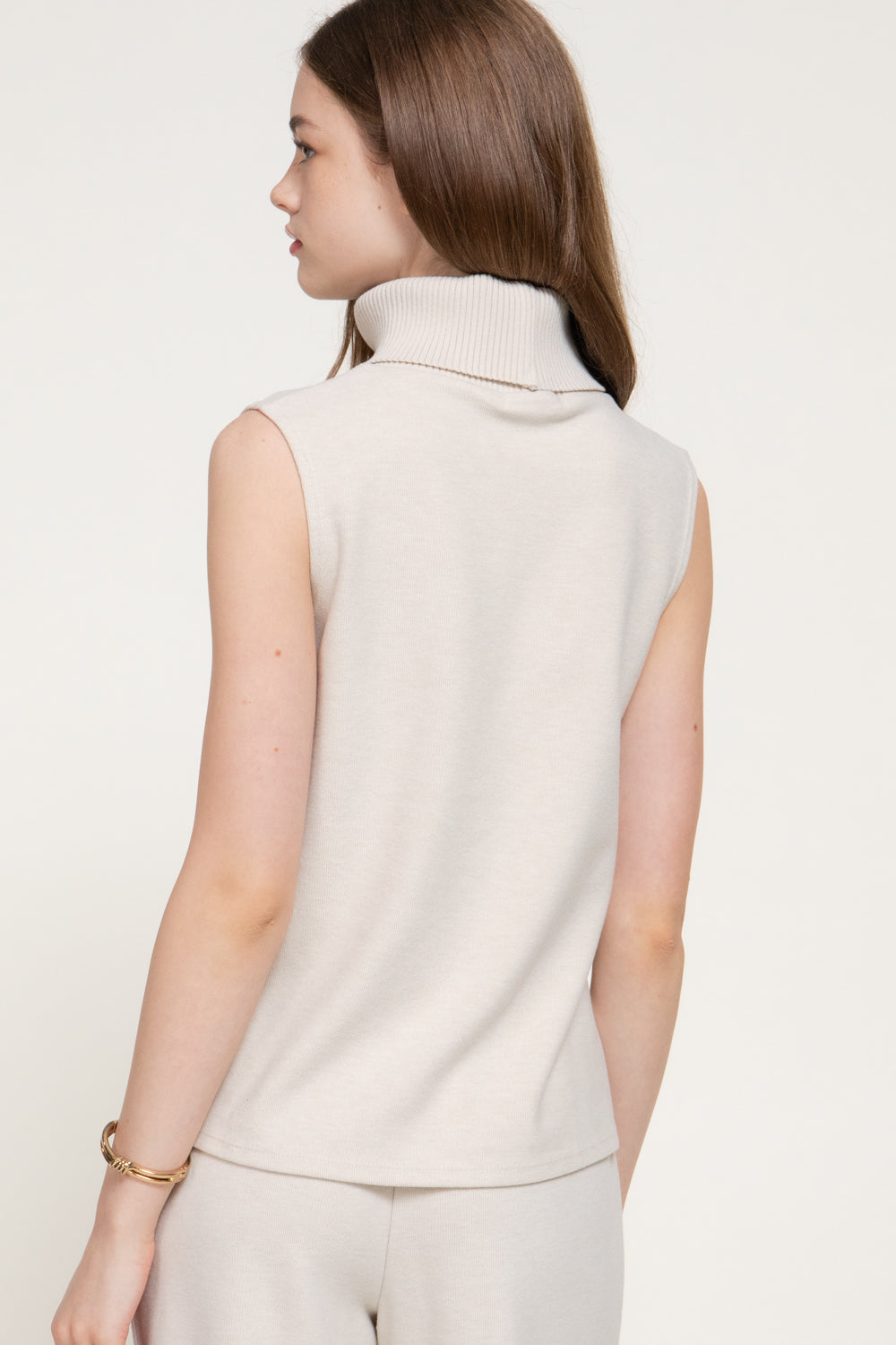 Soft Ribbed Sleeveless Turtleneck Top – Black, Mocha & Light Beige – Light Beige – View 3